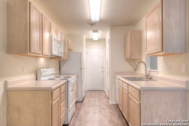 Building Photo - 3 Bedroom/2.5 Bath located in Villas at Northgate