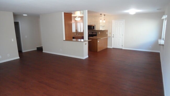 Building Photo - Spacious 6 Bedroom, 3 Bathroom, Single Fam...