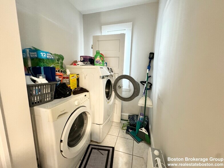 Building Photo - 40 Sudan St