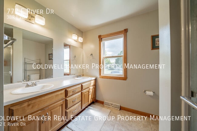 Building Photo - 772 E River Dr