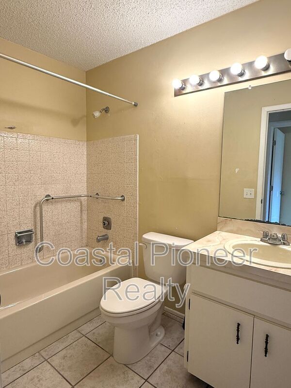 Building Photo - 6063 Shingler Ave