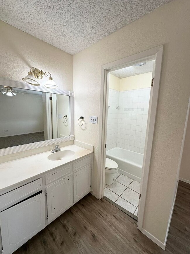 Building Photo - 3 Bedroom 2 Bathroom For Rent