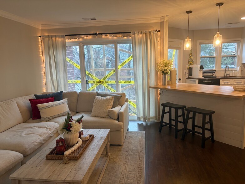 Building Photo - 7602 Lakeside Village Dr