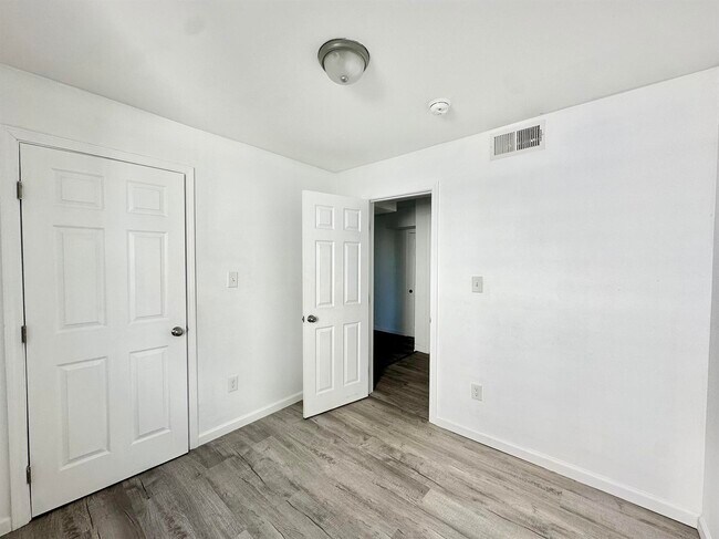 Building Photo - 619 Seneca St