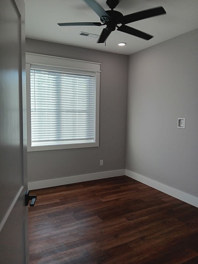 Building Photo - Spacious 6BR Townhome Near UTK | Private B...