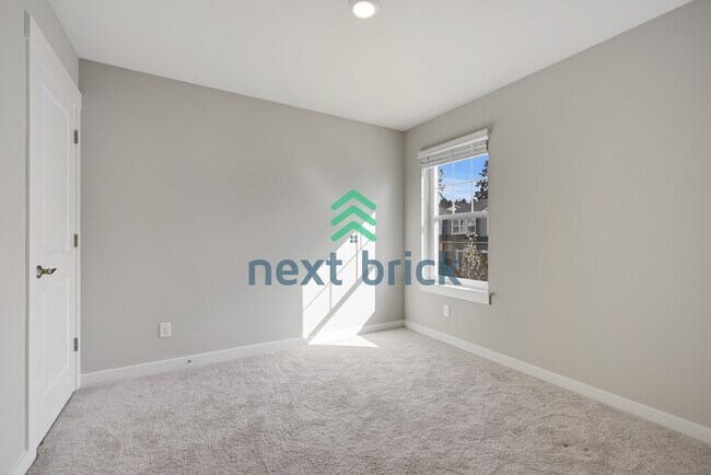 Building Photo - Spacious 5-Bedroom Retreat in Bothell with 2.5 Baths and 2335 Sq Ft of Comfort!