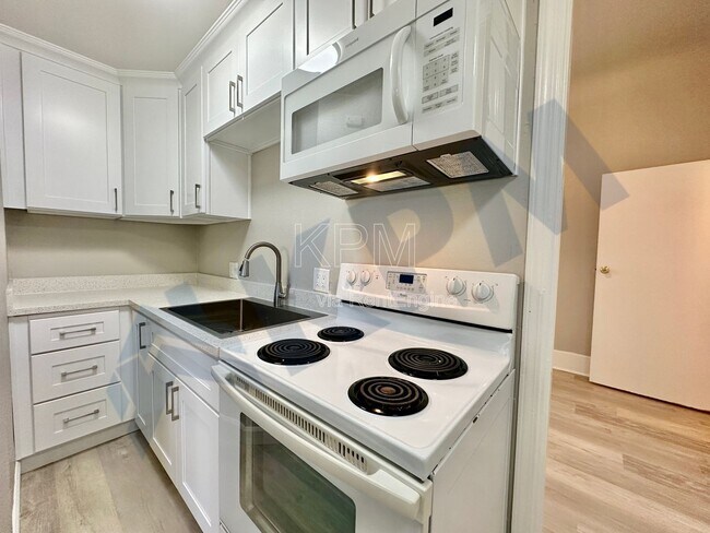 Building Photo - 121 E Lockeford St