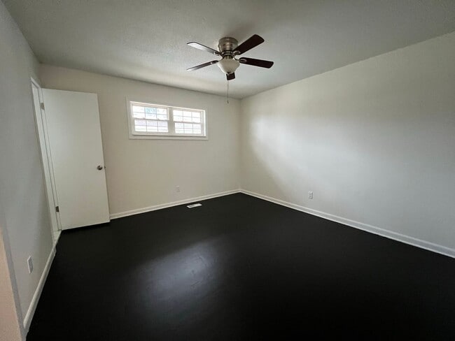 Building Photo - COMING SOON- 4bed/1.5bath for rent!