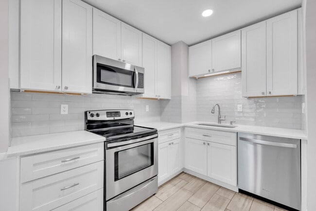 Building Photo - Charming & Deceptively Spacious 4BR Home in South Seminole Heights – Fully Renovated!