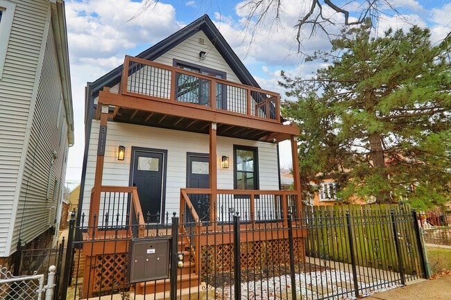 Primary Photo - 3111 N Oakley Ave