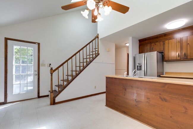 Building Photo - Charming 3 bedroom House with a Huge Yard ...