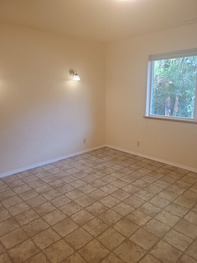 Building Photo - Beautiful 3 bed/2 bath home in Rogue River, OR