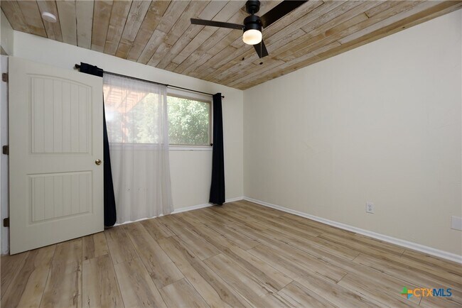 Building Photo - 625 Creek Dr