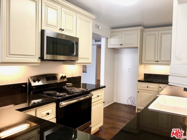 Building Photo - 435 N Oakhurst Dr