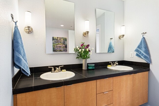 Building Photo - Gorgeous condo with city views