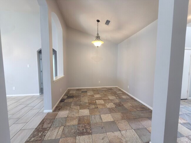 Building Photo - 16131 Mission Glen Dr
