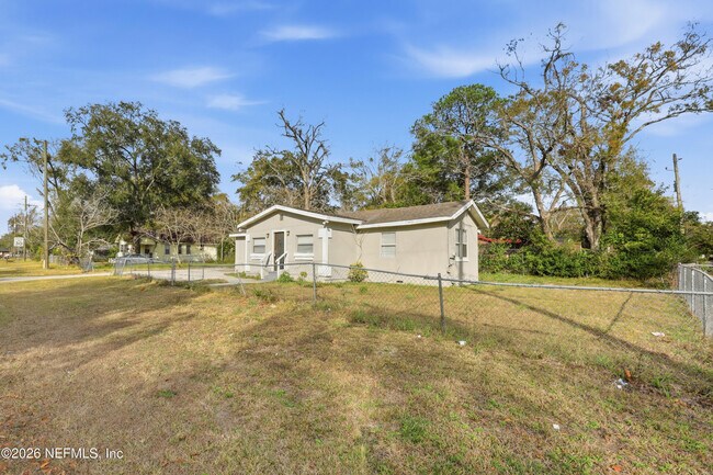 Building Photo - 2002 St Clair St