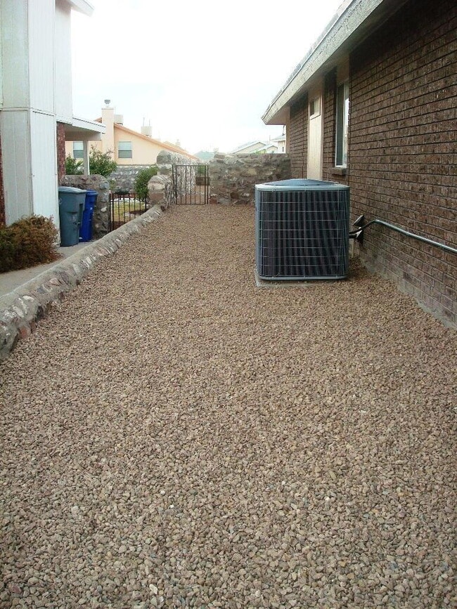 Building Photo - 1445 Plaza Verde Dr