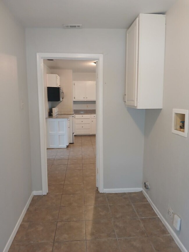 Building Photo - 4 Bedrooms and 1 Bath Near Hwy 75 and Fore...