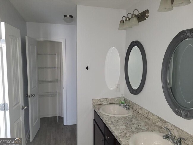 Building Photo - 573 Arrowhead Dr