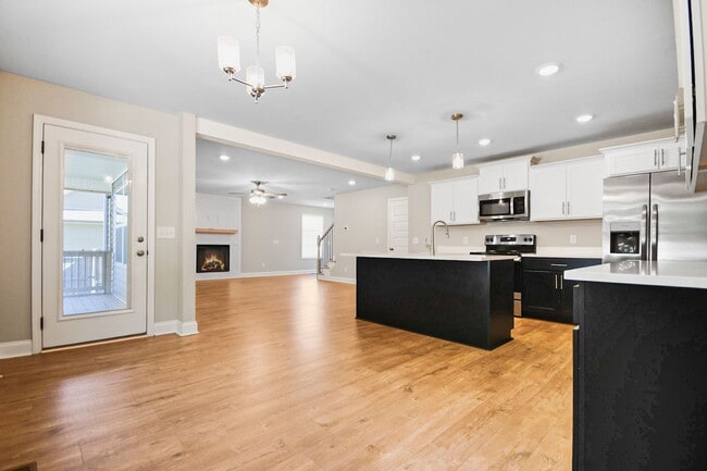 Building Photo - Pet Friendly Four Bedroom!