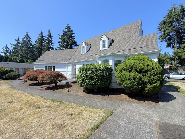 Building Photo - MOVE IN SPECIAL! ONE MONTH FREE! Timeless SE Portland 3 Bed Home w/Backyard, Hardwood Floors, & B...