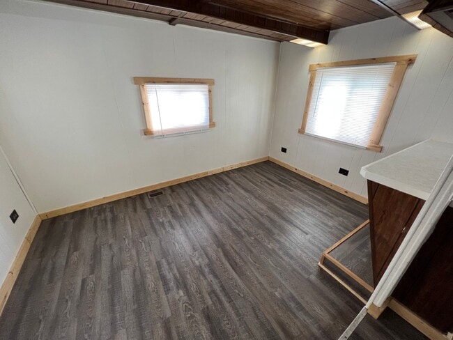 Building Photo - 2 Bedroom 1 Bath Updated Mobile Home in A ...