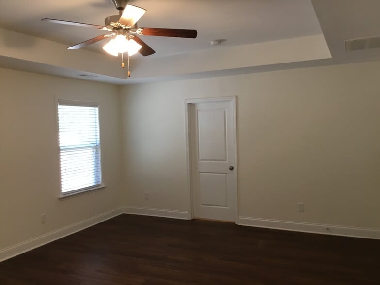 Building Photo - 206 Southfork Ln