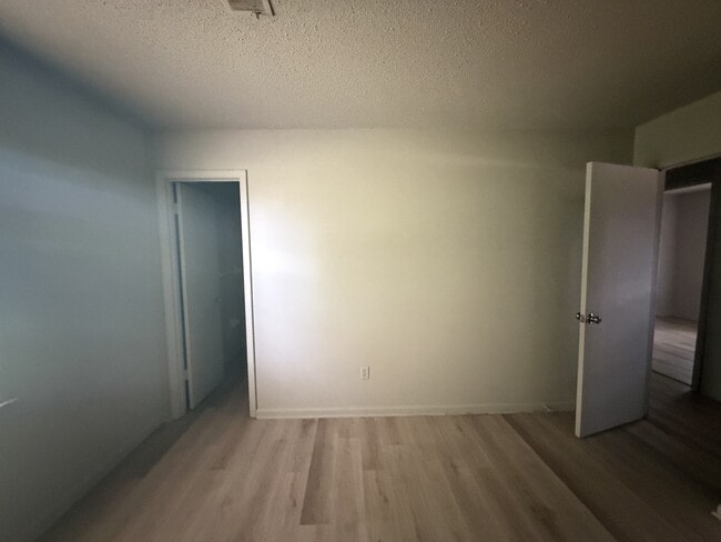 Building Photo - 905 Maple Dr