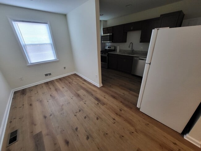 Building Photo - 3 Bed w/ Finished Basement