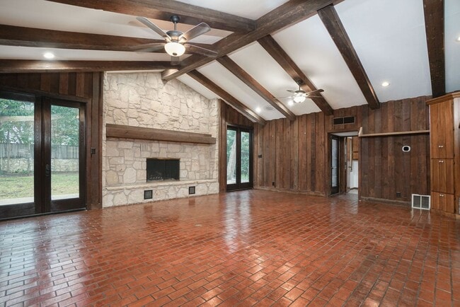 Building Photo - Luxury 4-Bedroom Home with 3,400+ Sq Ft in Prime San Antonio Location