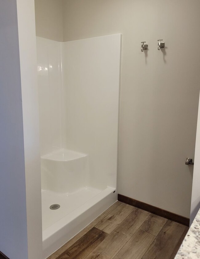 Building Photo - Middle Unit Townhouse