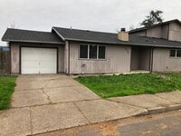 Building Photo - Updated single level 2 bedroom 1 bath duplex in Springfield!
