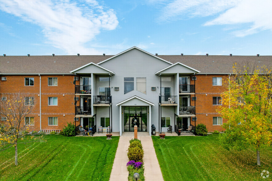 Primary Photo - Royal Court Apartments