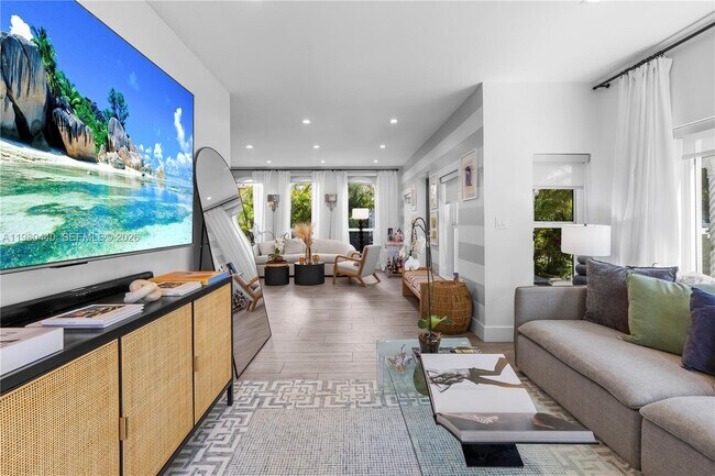 Building Photo - 1121 NE 85th St