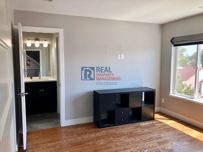 Building Photo - 4922 Lowell Blvd