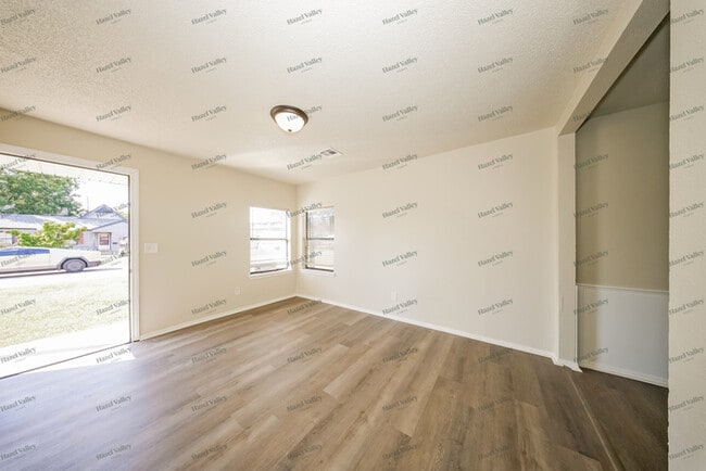 Building Photo - 1106 Sandra Dr