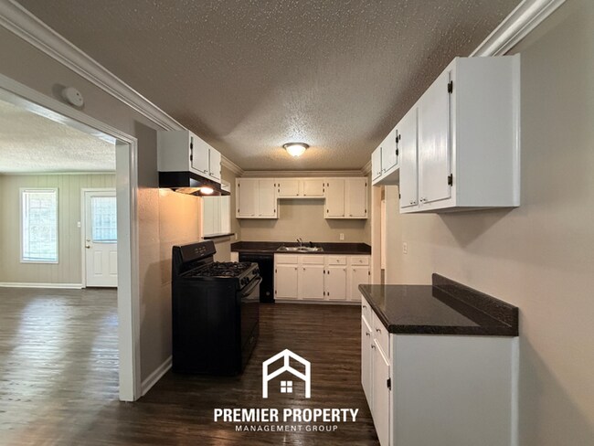 Building Photo - Charming 3BR/2BA East Memphis Home | 1,795 Sq Ft, Hardwood Floors & Fireplace