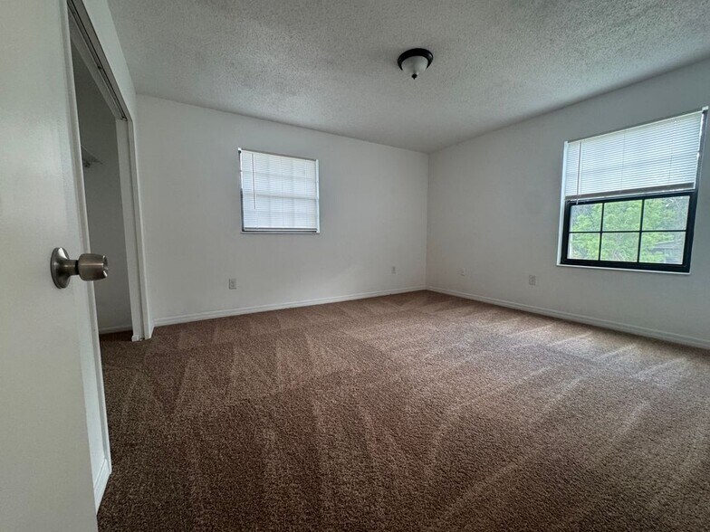 Building Photo - 221 S Cypress Way
