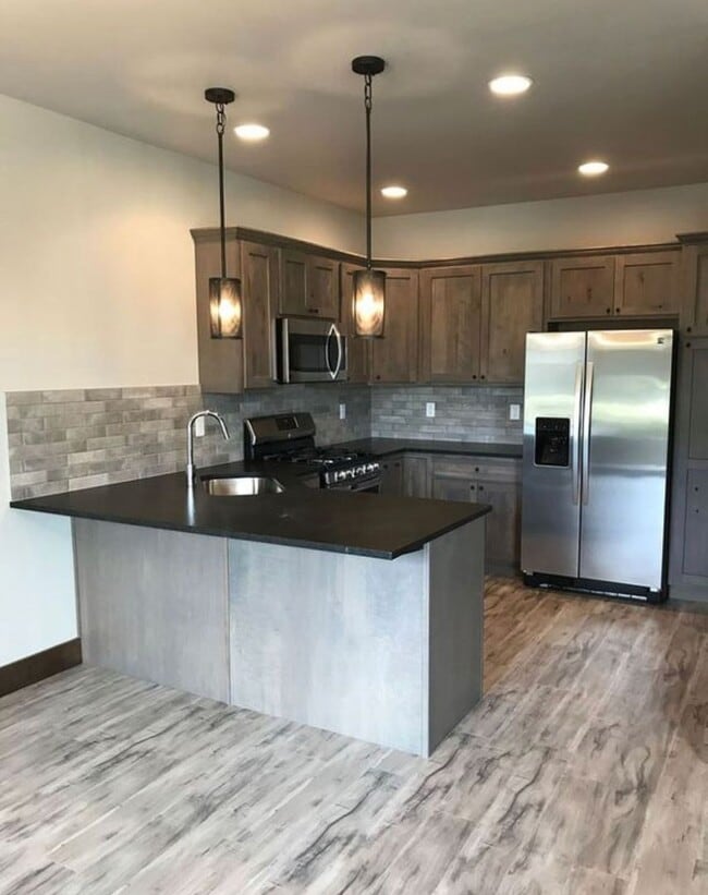 Building Photo - End Unit 3 Bedroom 2.5 Bathroom Condo