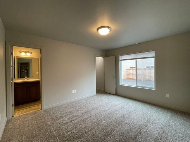 Building Photo - MOVE IN READY!
