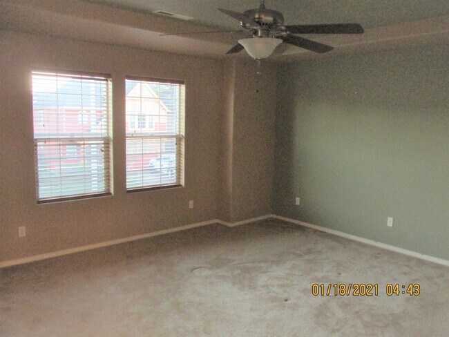 Building Photo - 4 Br 2.5 bth Plus Loft!  Large Rooms, 2 ca...