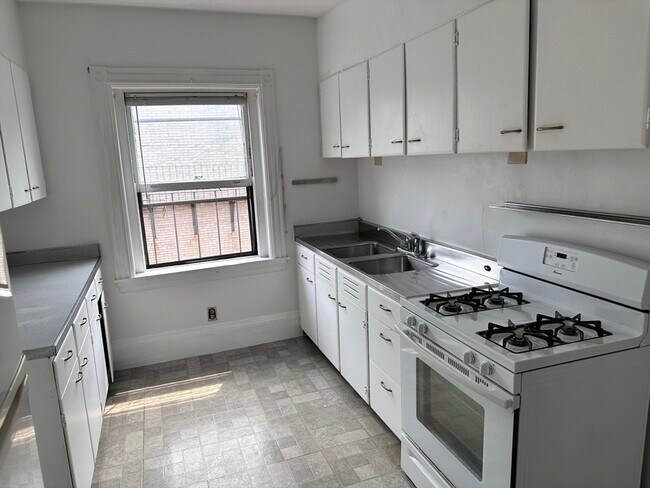 Building Photo - 923 Beacon St