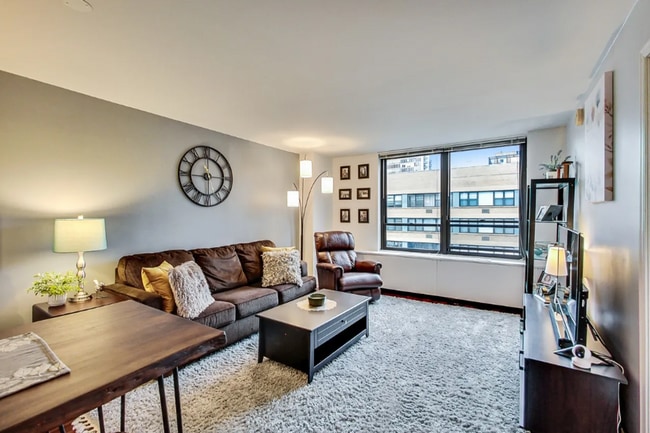 Building Photo - Goldcoast 1b1b Apartment Available