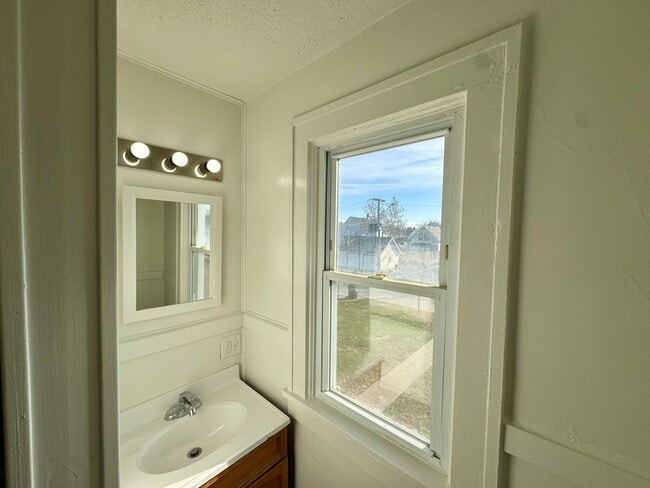 Building Photo - Updated 2BR Townhome Across from Stephens Park – Moline