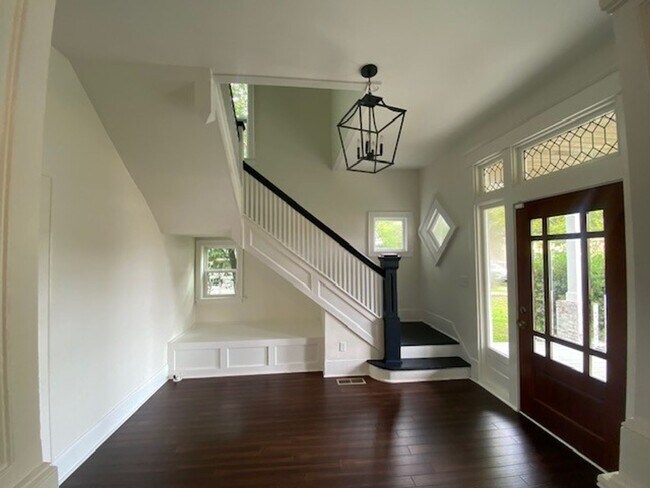 Building Photo - Georgous 5 bedroom 2.5 bath home in Downto...