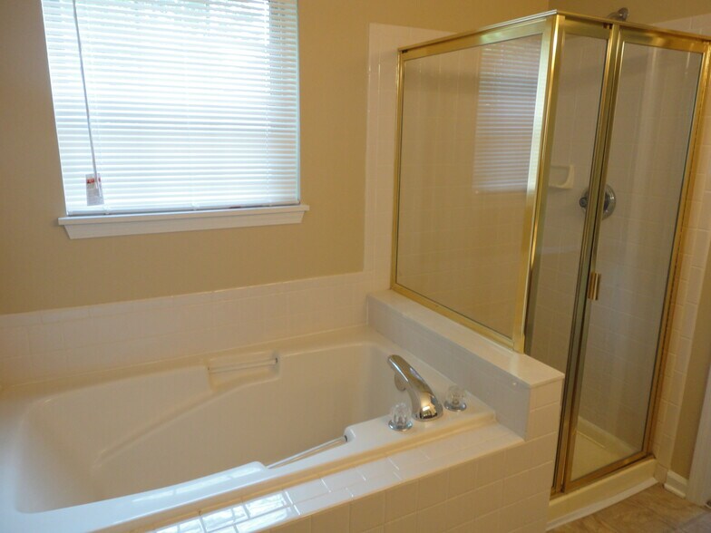 Building Photo - 620 Crystal Woods Cir