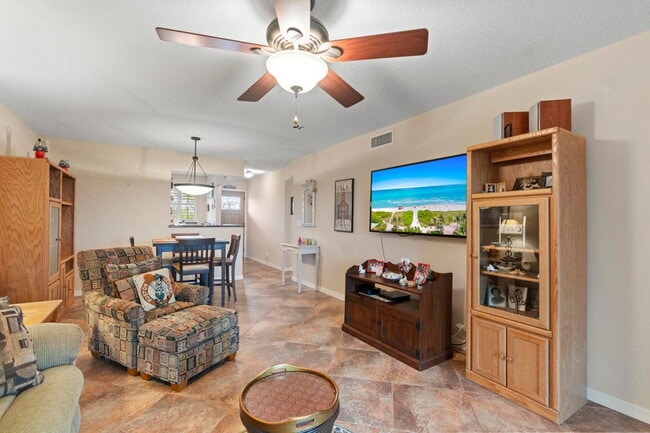 Building Photo - 2615 NE 1st Ct