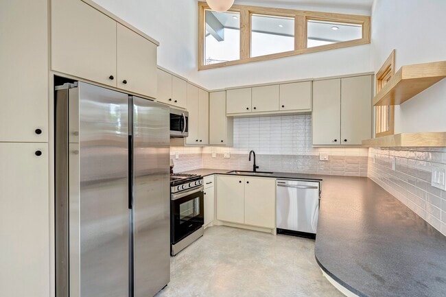 Building Photo - 907 Kern St