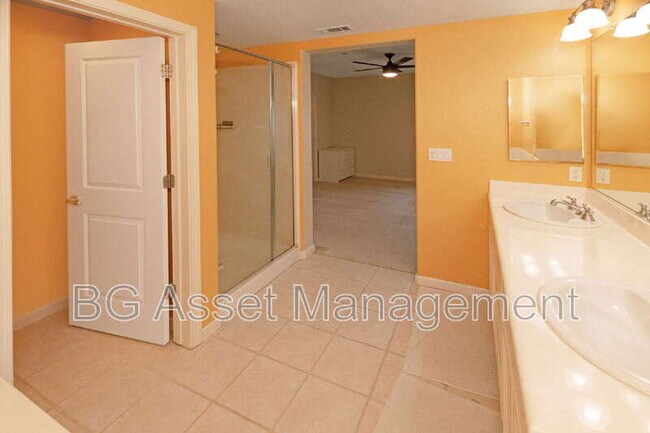 Building Photo - 1653 Northshore Dr
